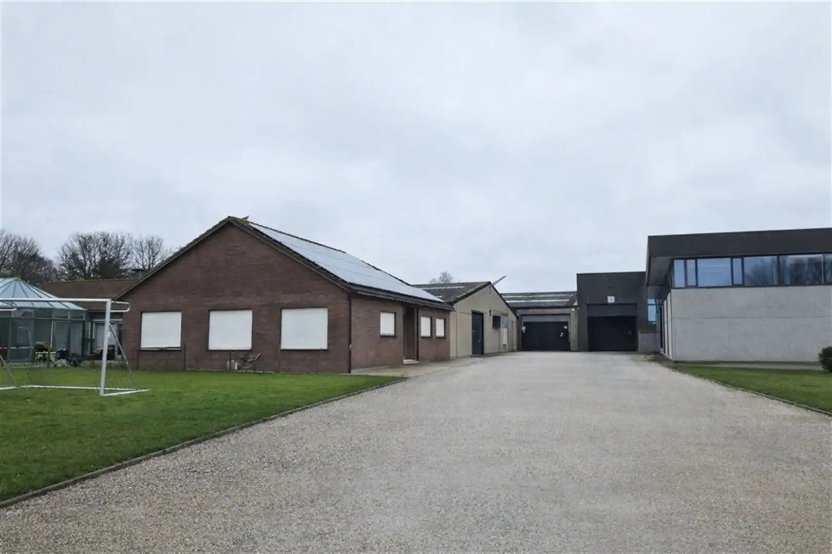 Semi-industrieel met verhard terrein optioneel woning foto 2