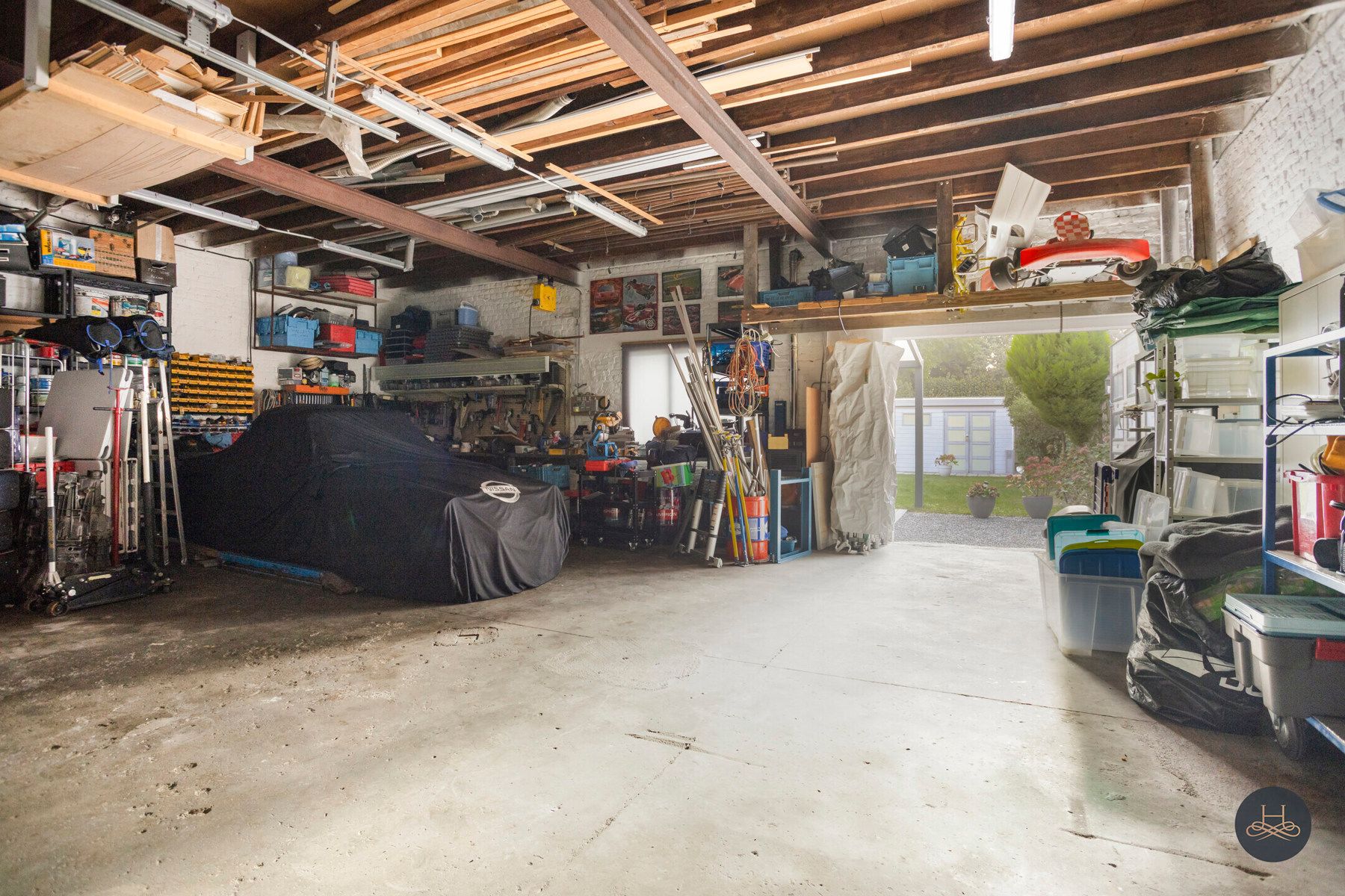 Instapklare ruime woning met tuin, oprit en royale garage foto 2