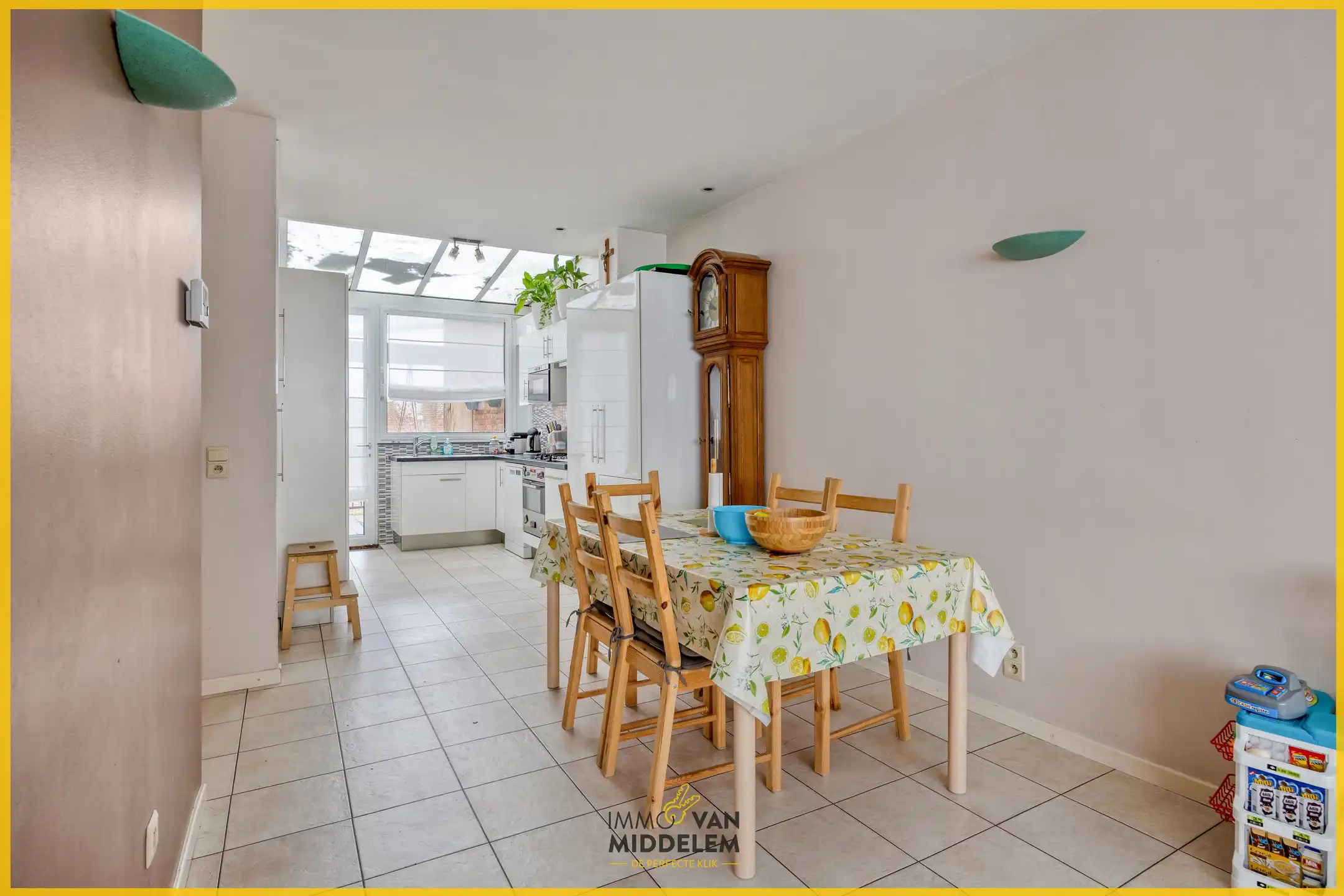 APPARTEMENT MET 2 KAMERS, TERRAS, TUIN EN GARAGE foto 3