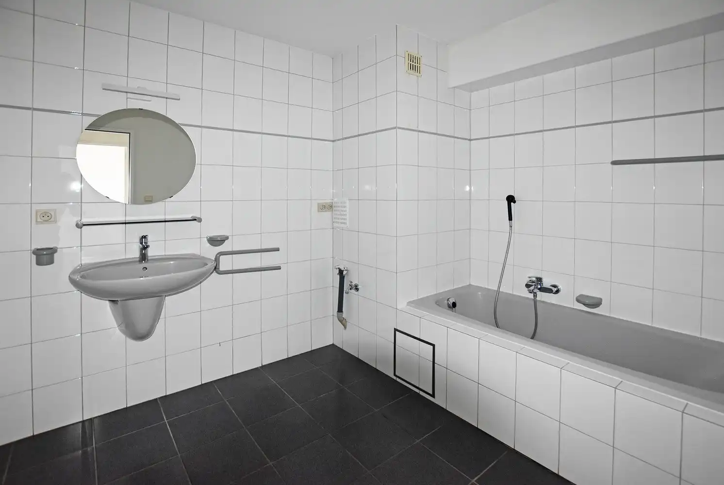 Mooi verzorgd appartement op de 2de verdieping links met terras in het centrum van Wijnegem. foto 8