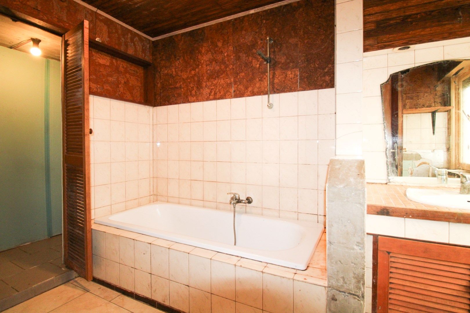 Unieke investeringskans: Halfopen bebouwing met garage, optie tot vijf slaapkamers en groot potentieel op toplocatie te koop in Waasmunster! foto 12