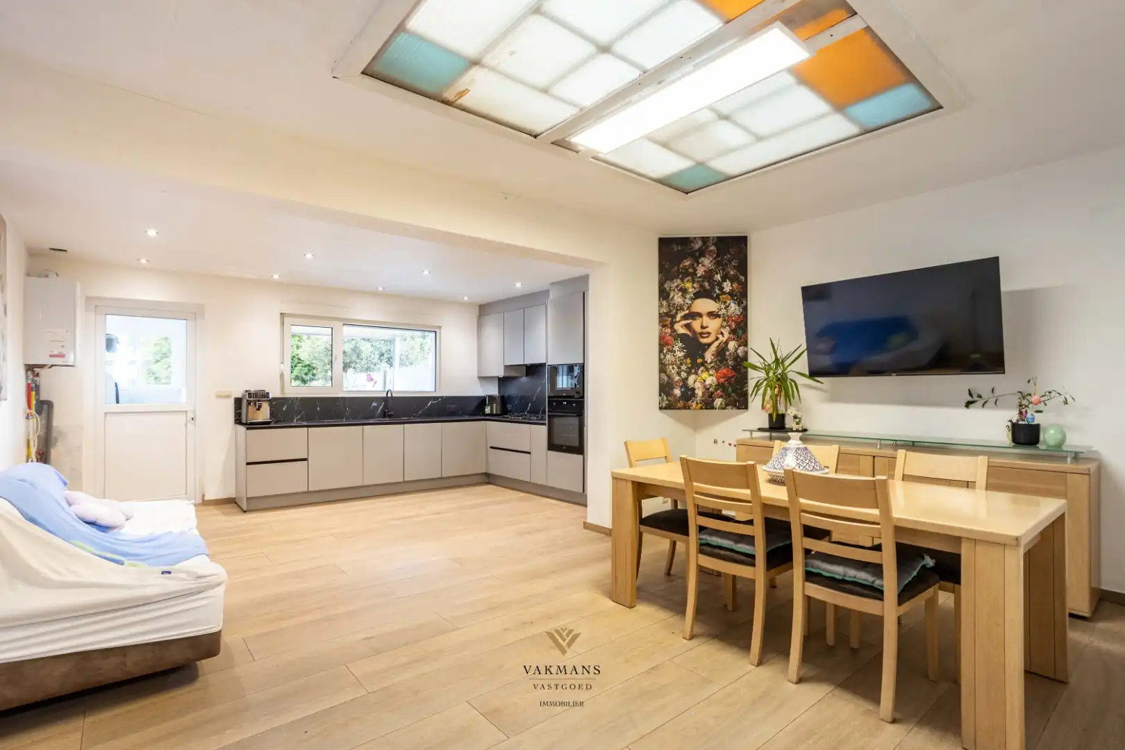 Ruime gezinswoning met 4 slaapkamers, tuin en eigen parkeerplaats. foto 10