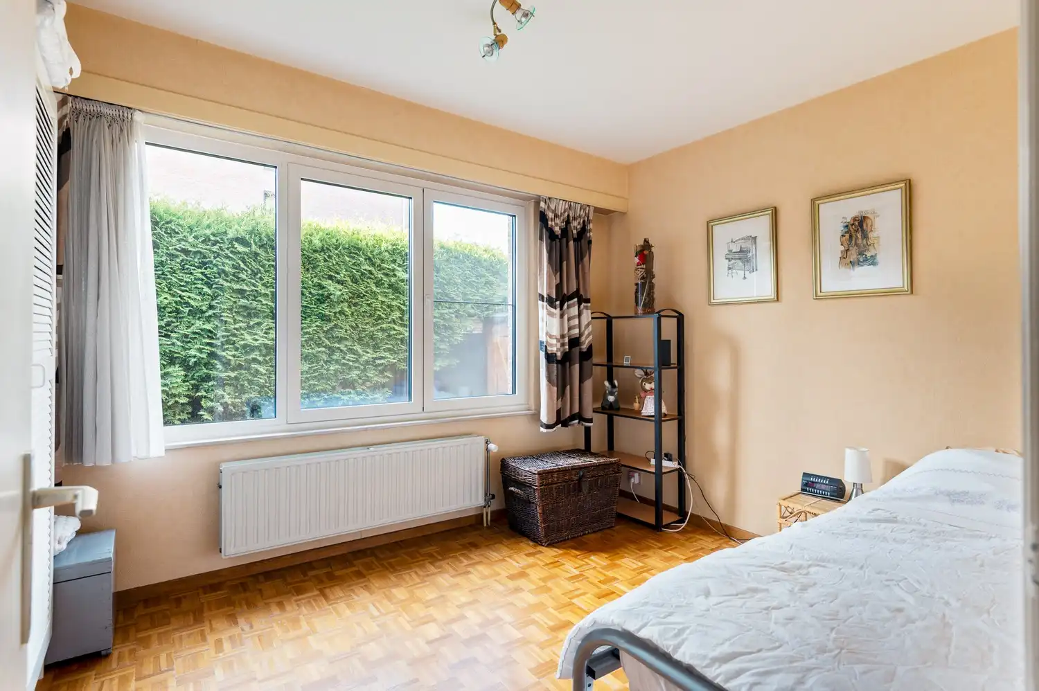 Uniek gelijkvloers appartement met 3 slaapkamers, inpandige garagebox met oprit alsook inpandige staanplaats en tuin in Borsbeek. foto 13