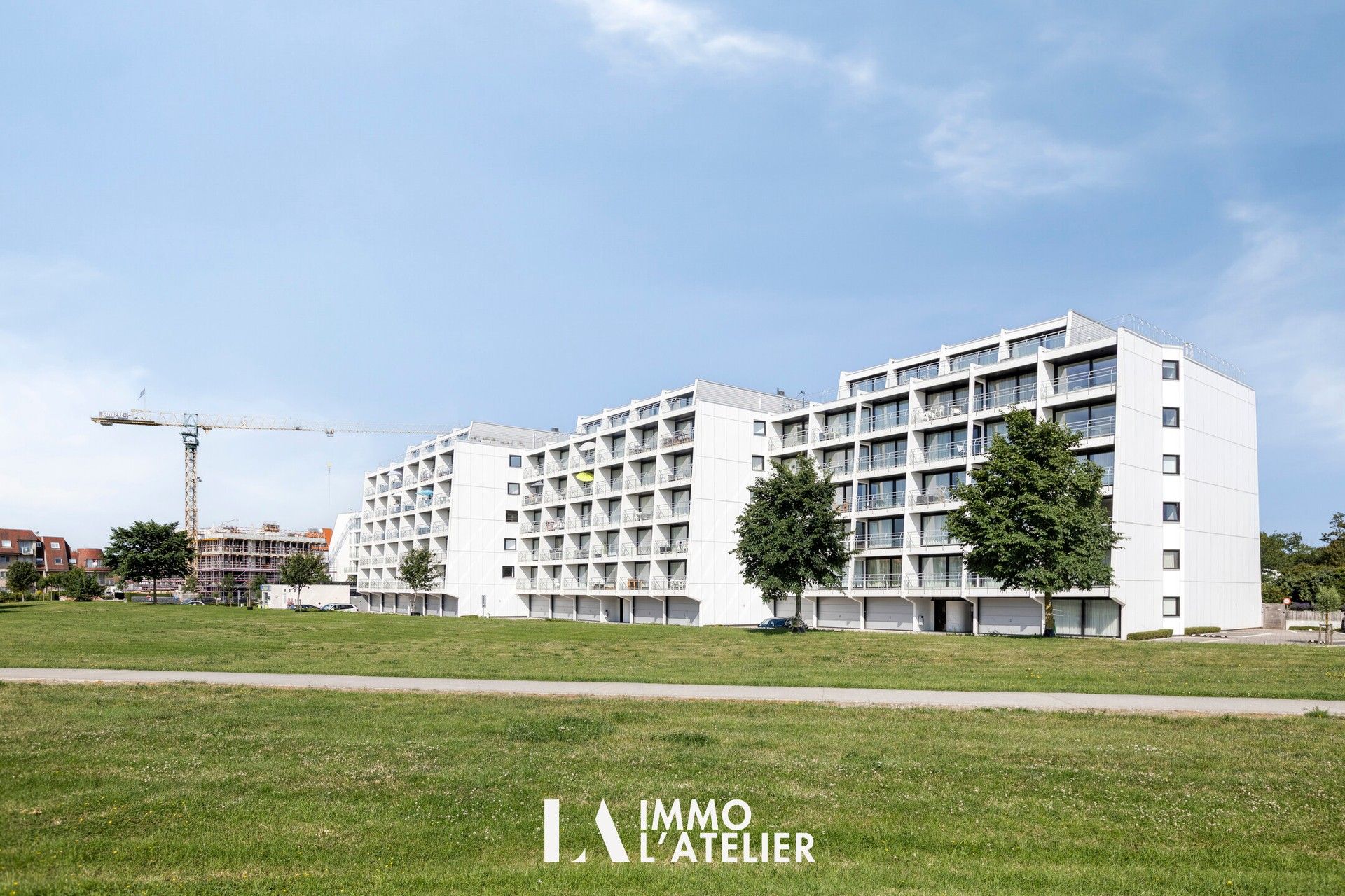 Studio met terras - zwembadzicht - parking en kelder inbegrepen. foto 17