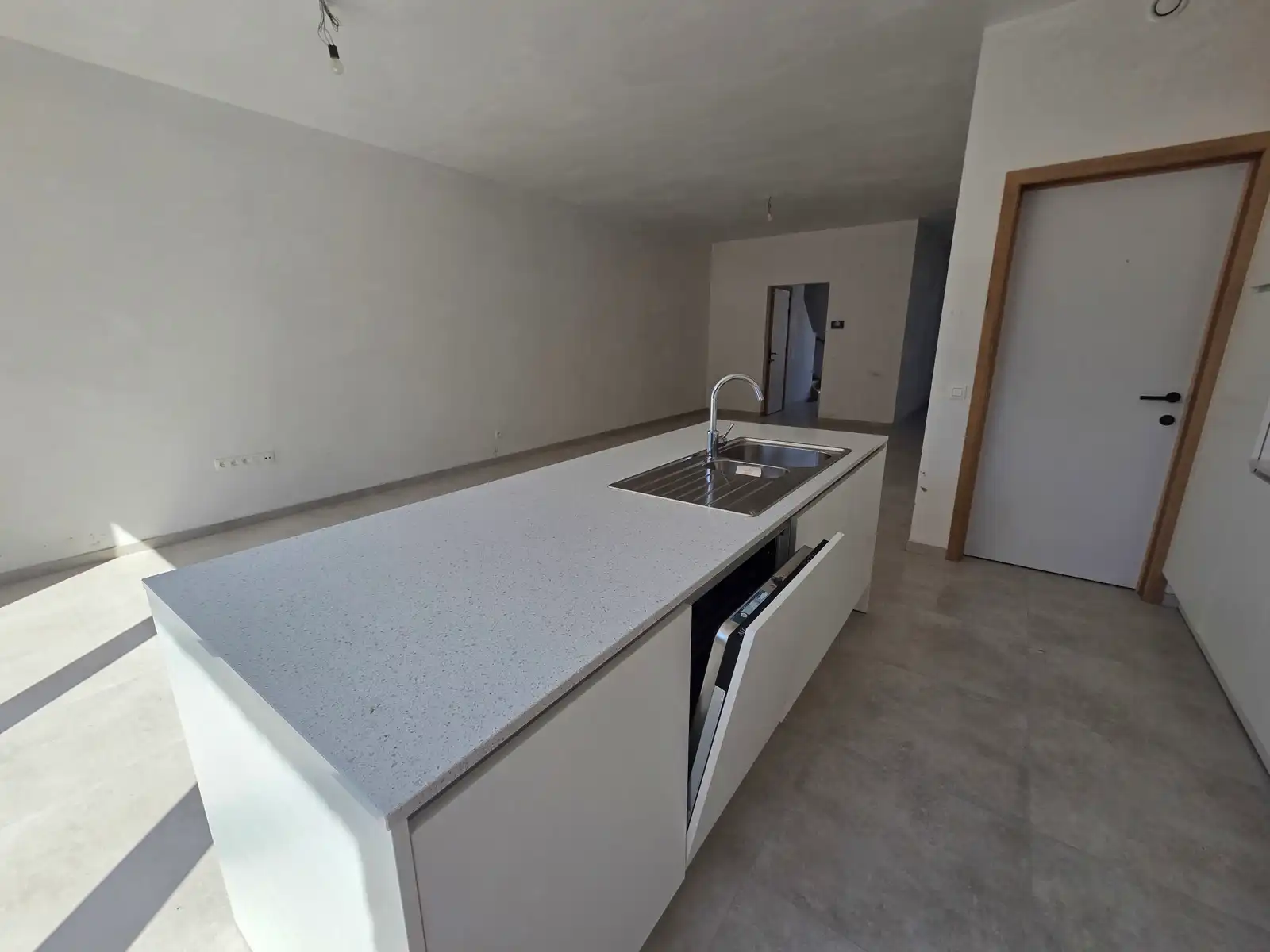Nieuwbouwwoning met 4 slaapkamers! foto 4