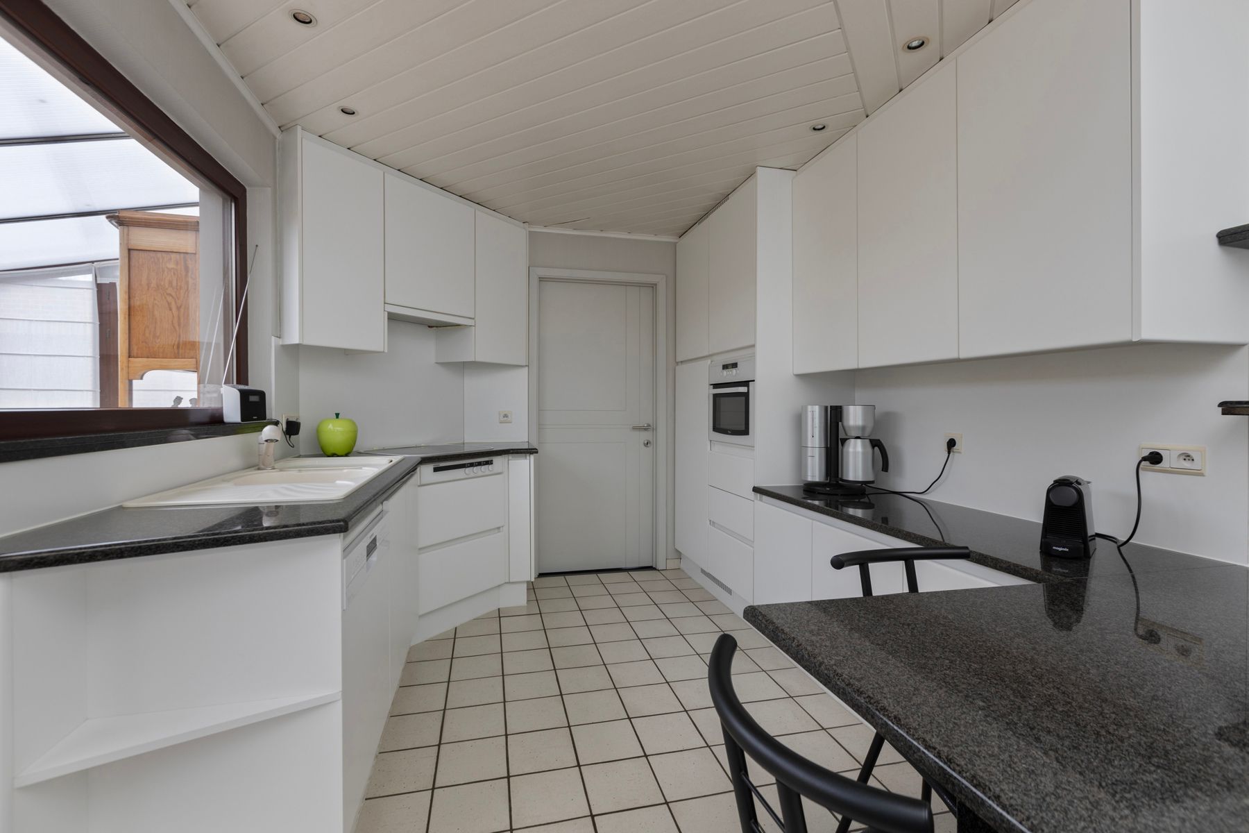 Charmante, gerenoveerde HOB met veranda en tuin in Hasselt – instapklaar en perfect gelegen! foto 12