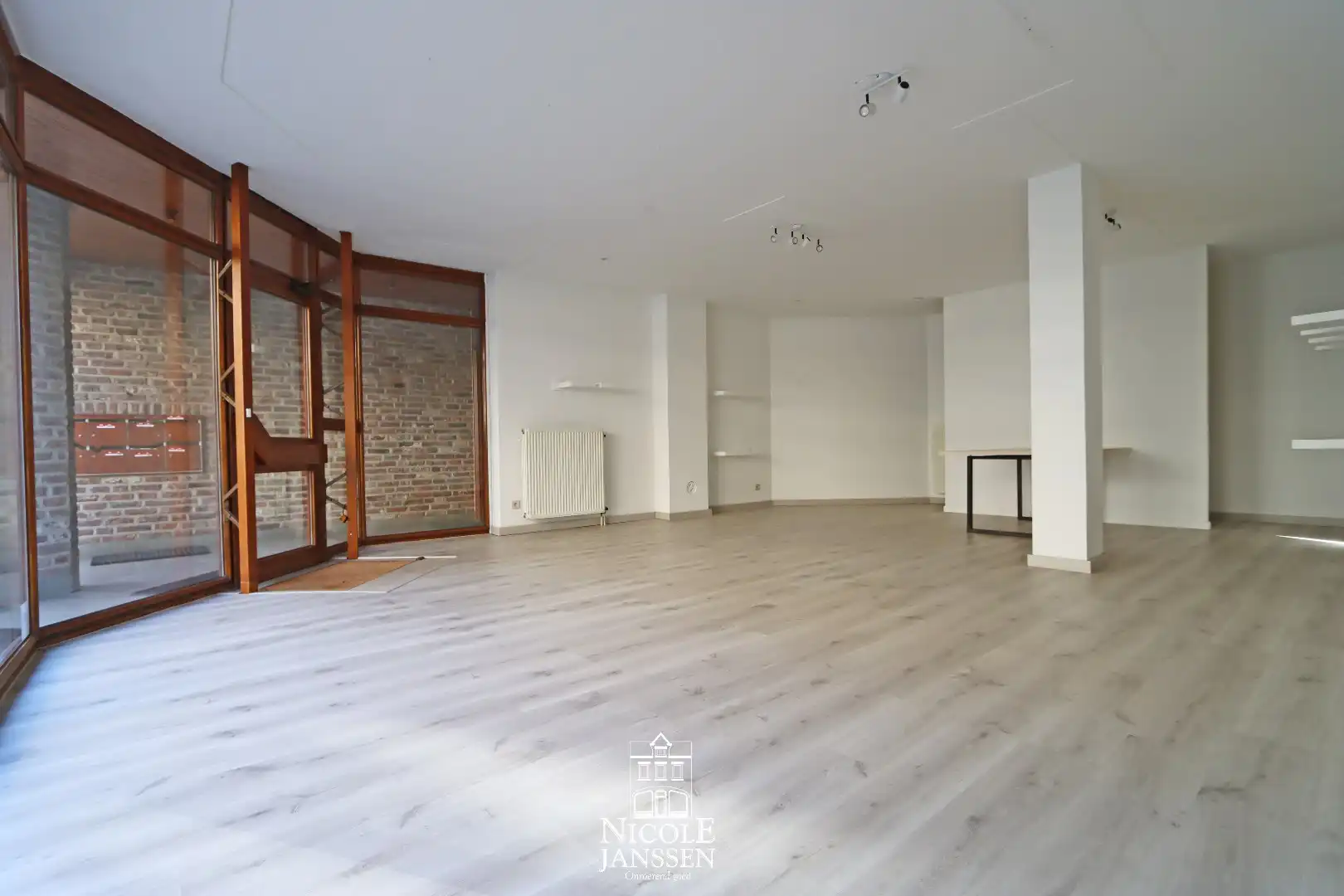 Luchtig gelijkvloers handelspand met kantoor/opslagruimte en kelder foto 3