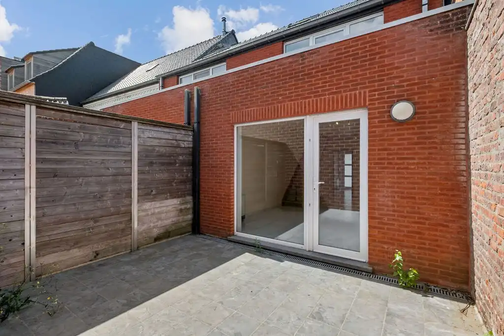 Recente woning met 2 slaapkamers, koer en privatieve parkeerplaats in het centrum van Celles! foto 16