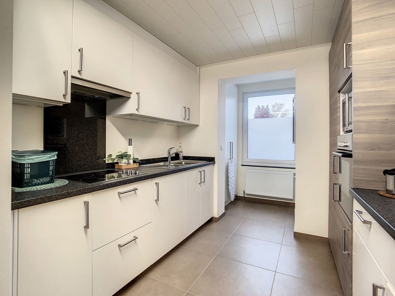 Centraal gelegen triplex app met 2 SLPK én terras! foto 5