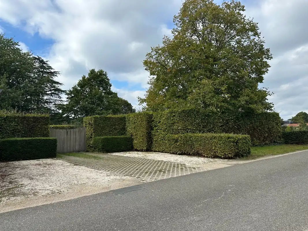 Prachtige ZW gerichte bouwgrond van 941 m² met volwassen tuin. foto {{pictureIndex}}