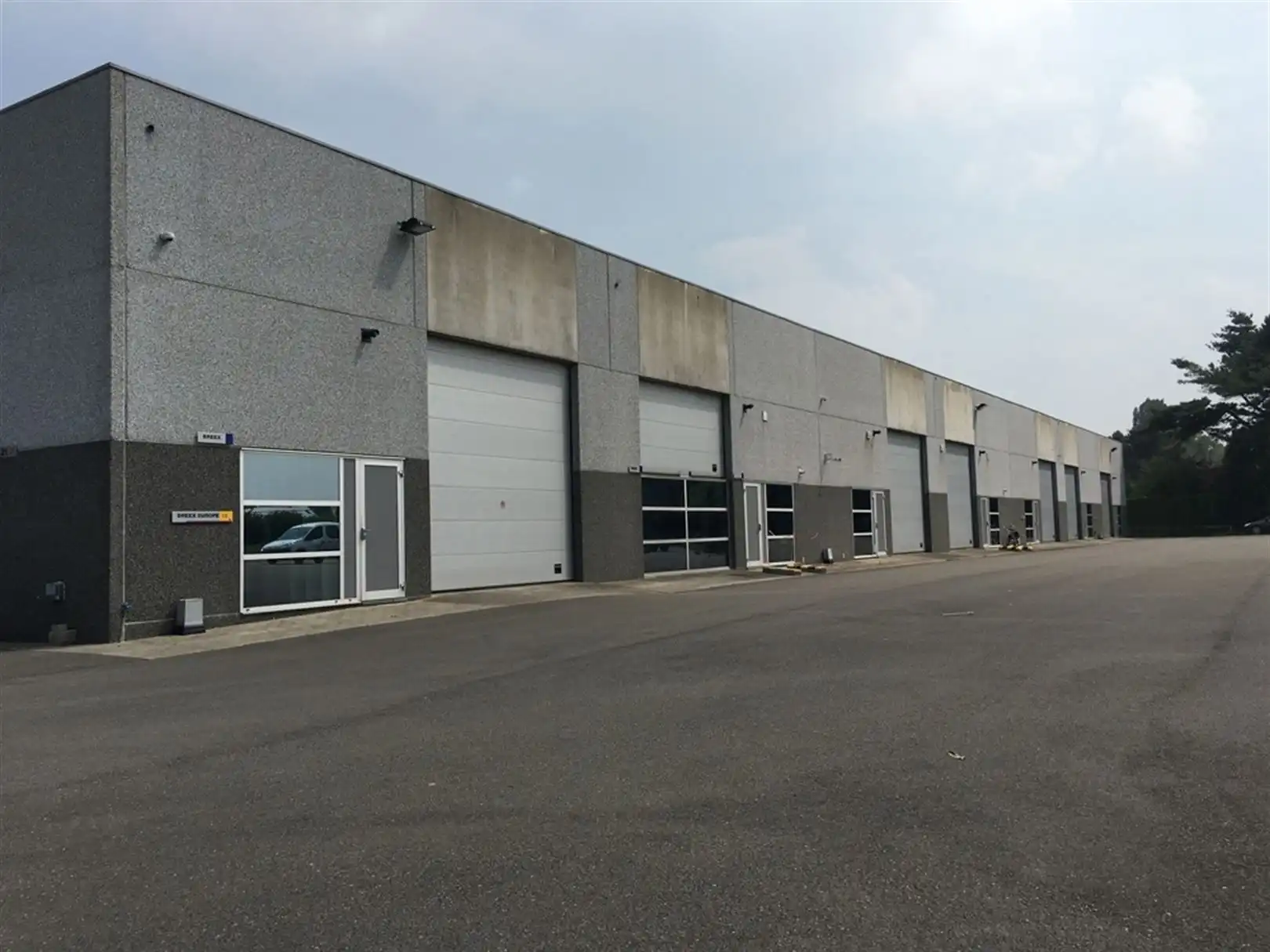 Geïnstalleerde KMO units met kantoren foto 3