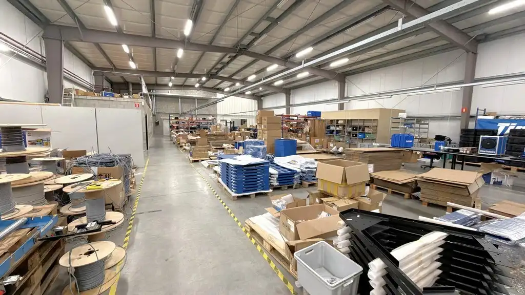 Bedrijfsgebouw met laadkades te huur nabij E313 in Olen foto 4
