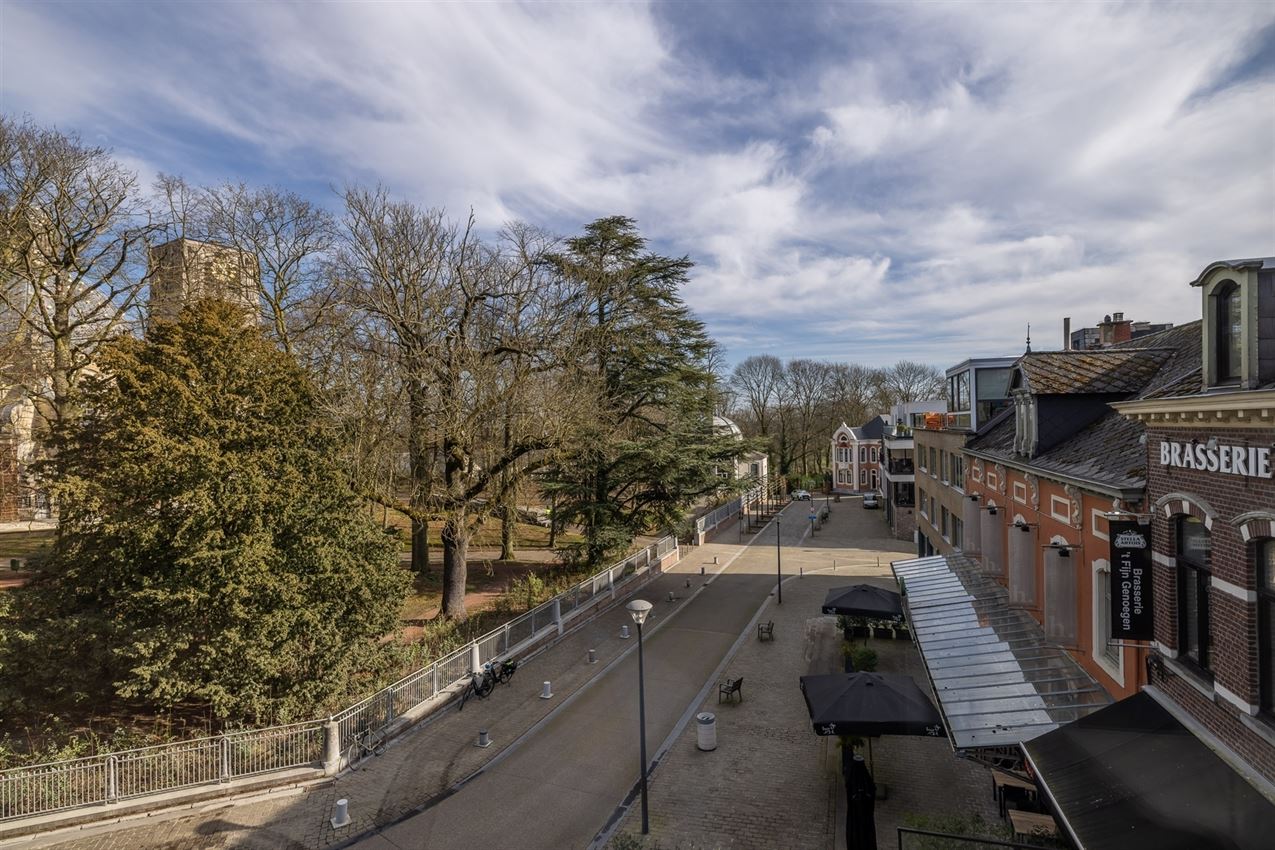 Bauhaus stijl '60, panoramisch zicht op Basiliek foto 2