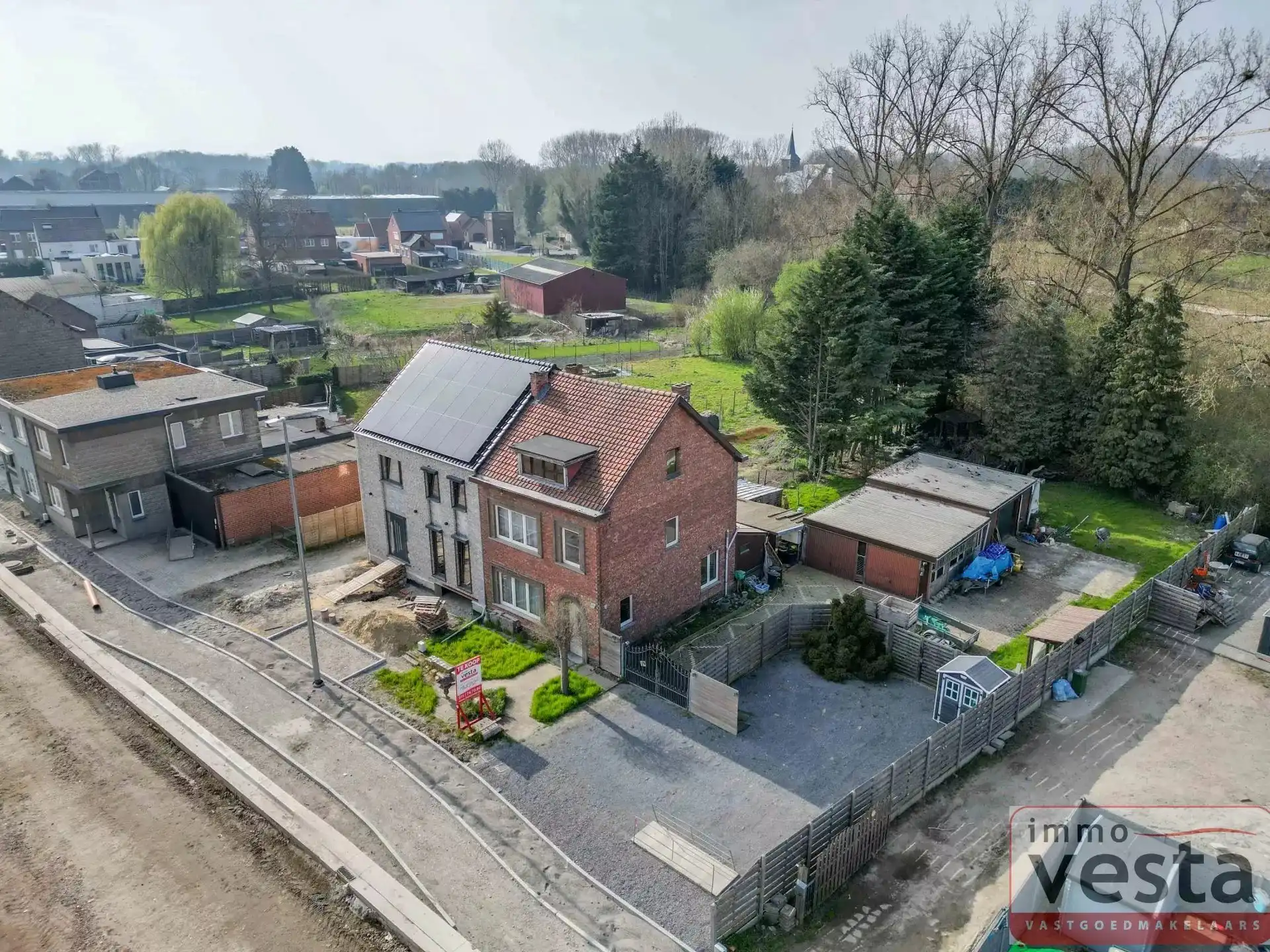 Ruime, op te knappen woning aan de stadsrand foto 3