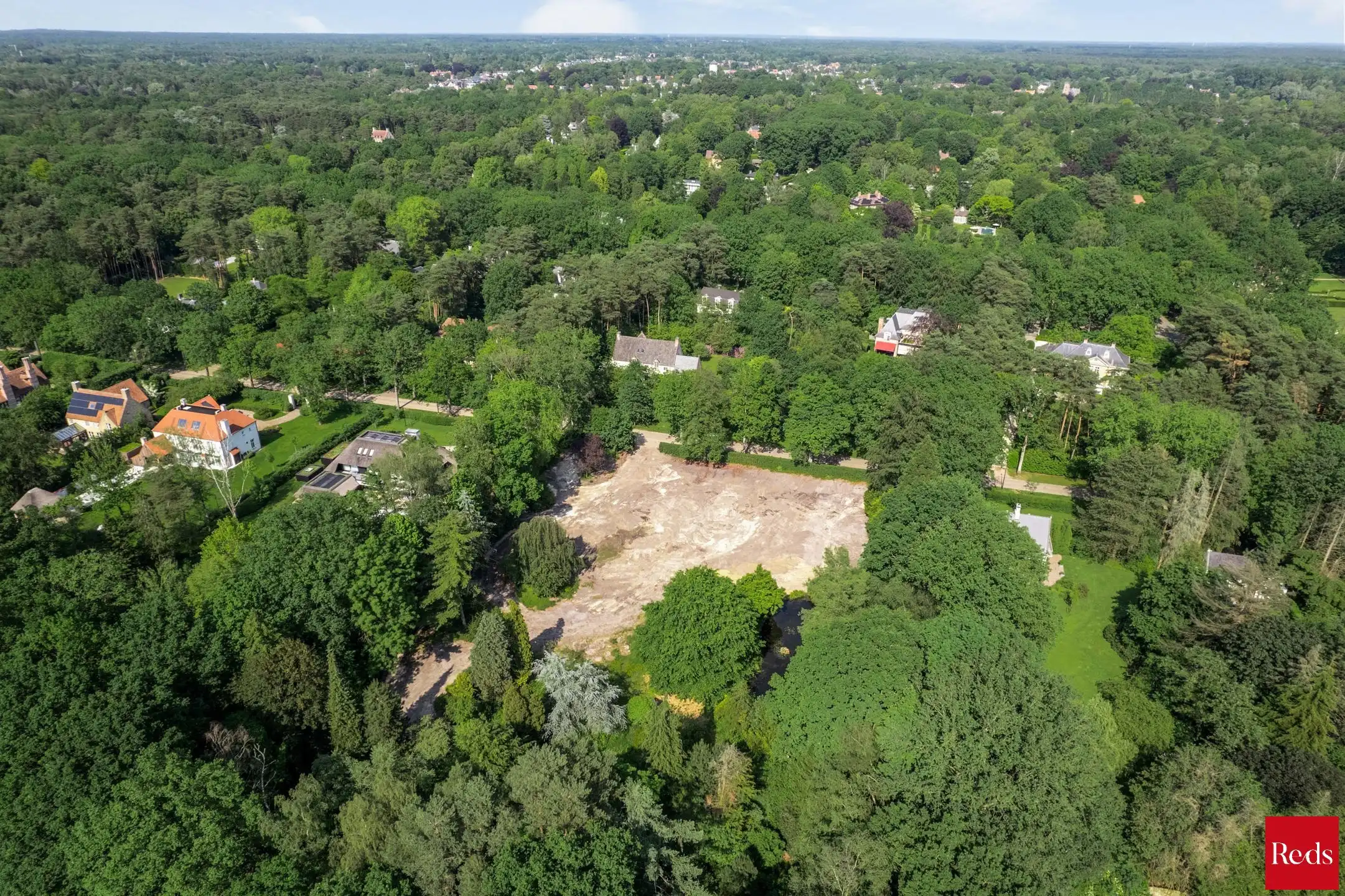 Exclusieve bouwgrond in één van de mooiste lanen van Schilde foto {{pictureIndex}}