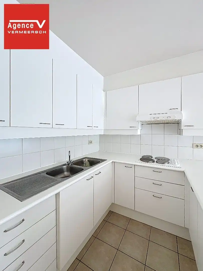 Klassevol gelegen gelijkvloers appartement te Mariakerke met terras.  foto 9