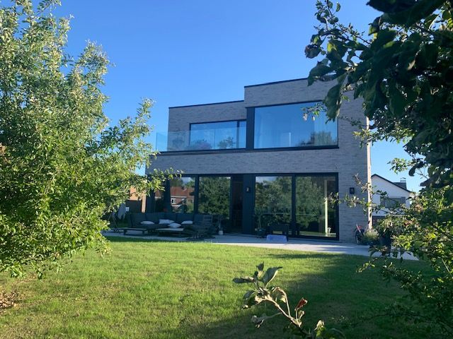 Exclusieve nieuwbouwwoning op een prachtige ligging in doodlopende straat in Zwevegem-Knokke. foto {{pictureIndex}}