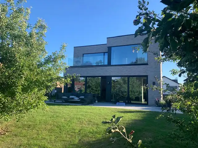 Exclusieve nieuwbouwwoning op een prachtige ligging in doodlopende straat in Zwevegem-Knokke. foto {{pictureIndex}}