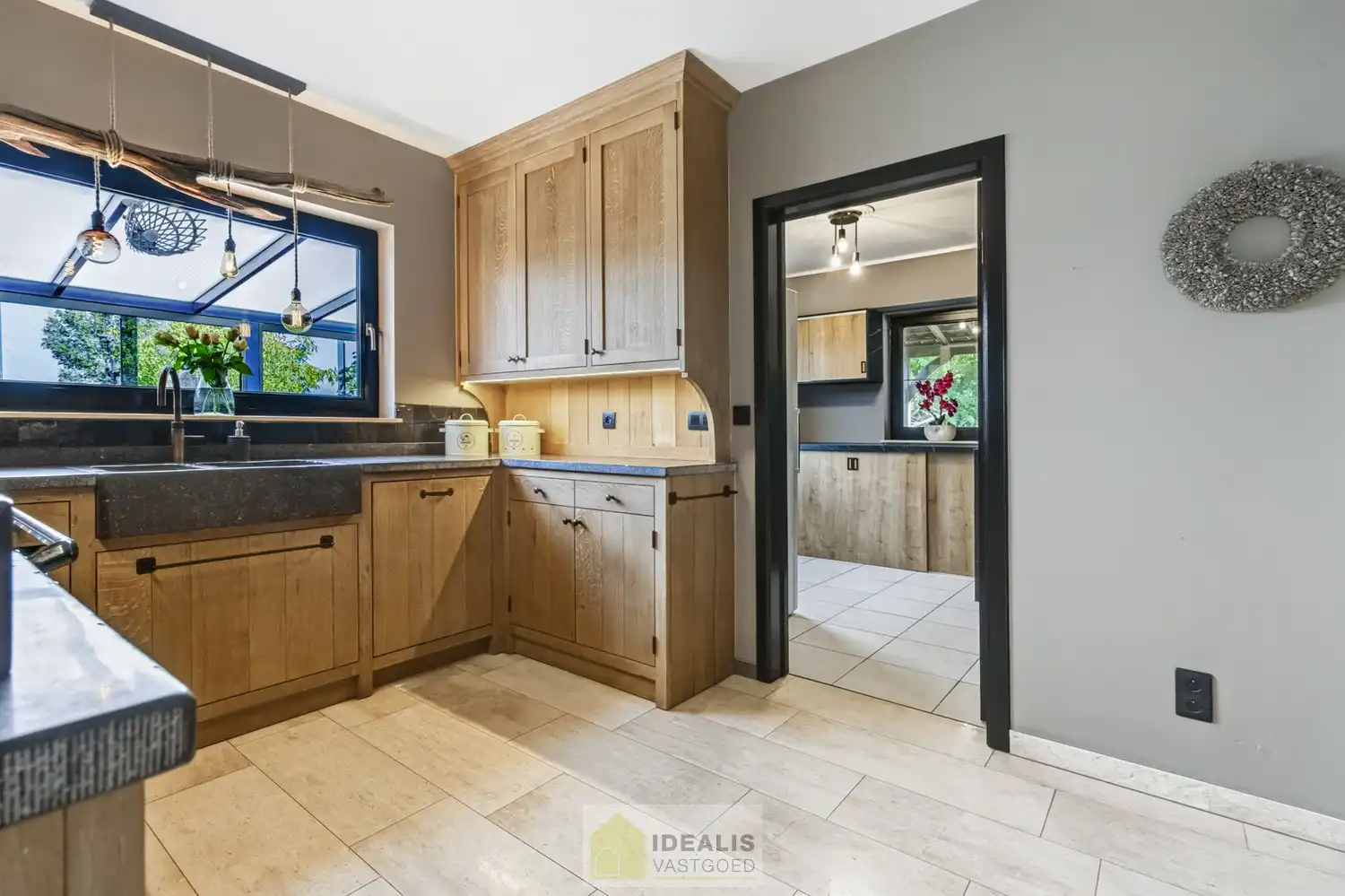 IDEALIS VASTGOED – EEN AANGENAME VRIJSTAANDE WONING MET EEN NIEUWE KEUKEN EN BADKAMER, EEN HEERLIJK RUIME WOONKAMER MET SPEKSTEENKACHEL, EEN EXTRA RUIME VERANDA (VOLLEDIG AF TE SLUITEN MET GLAZEN PUIEN), 3 SLAAPKAMERS, EEN EXTRA MULTIFUNCTIONELE RUIMTE (INGERICHT ALS KANTOOR MET APARTE INGANG) OP EEN RIANT PERCEEL VAN 14A 51CA, VOLLEDIG OMHEIND, VOORZIEN VAN VOLDOENDE PARKEERRUIMTE EN EEN PRACHTIGE CARPORT VOOR 2 WAGENS! foto 24