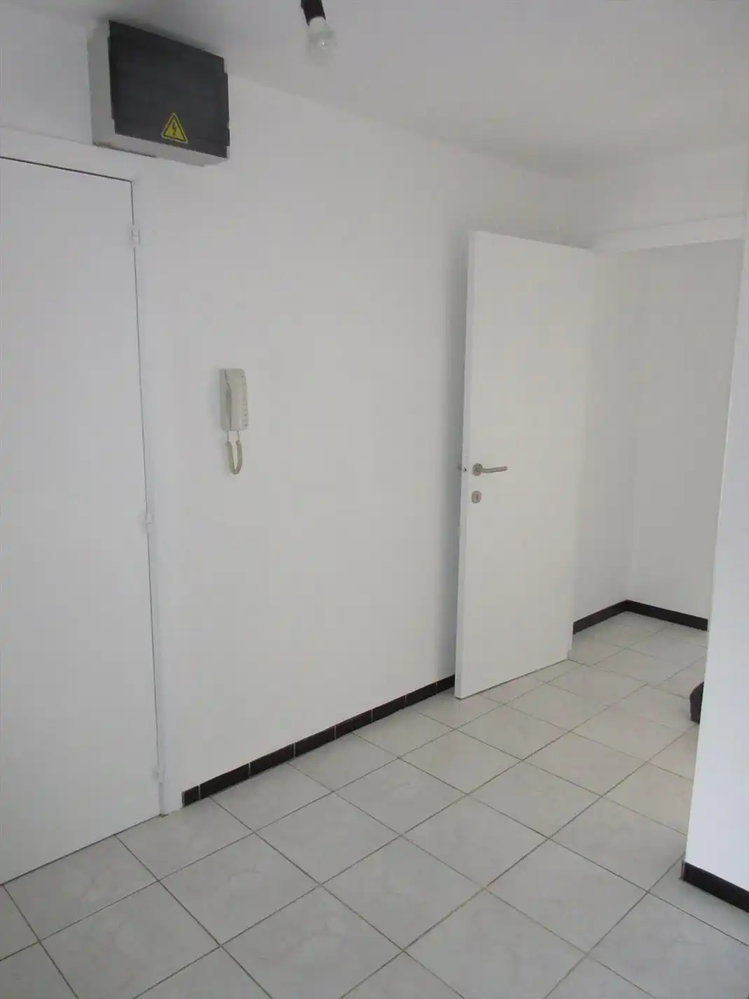 Volledig gerenoveerd 2 slaapkamer appartement met zonnige koer! foto 8