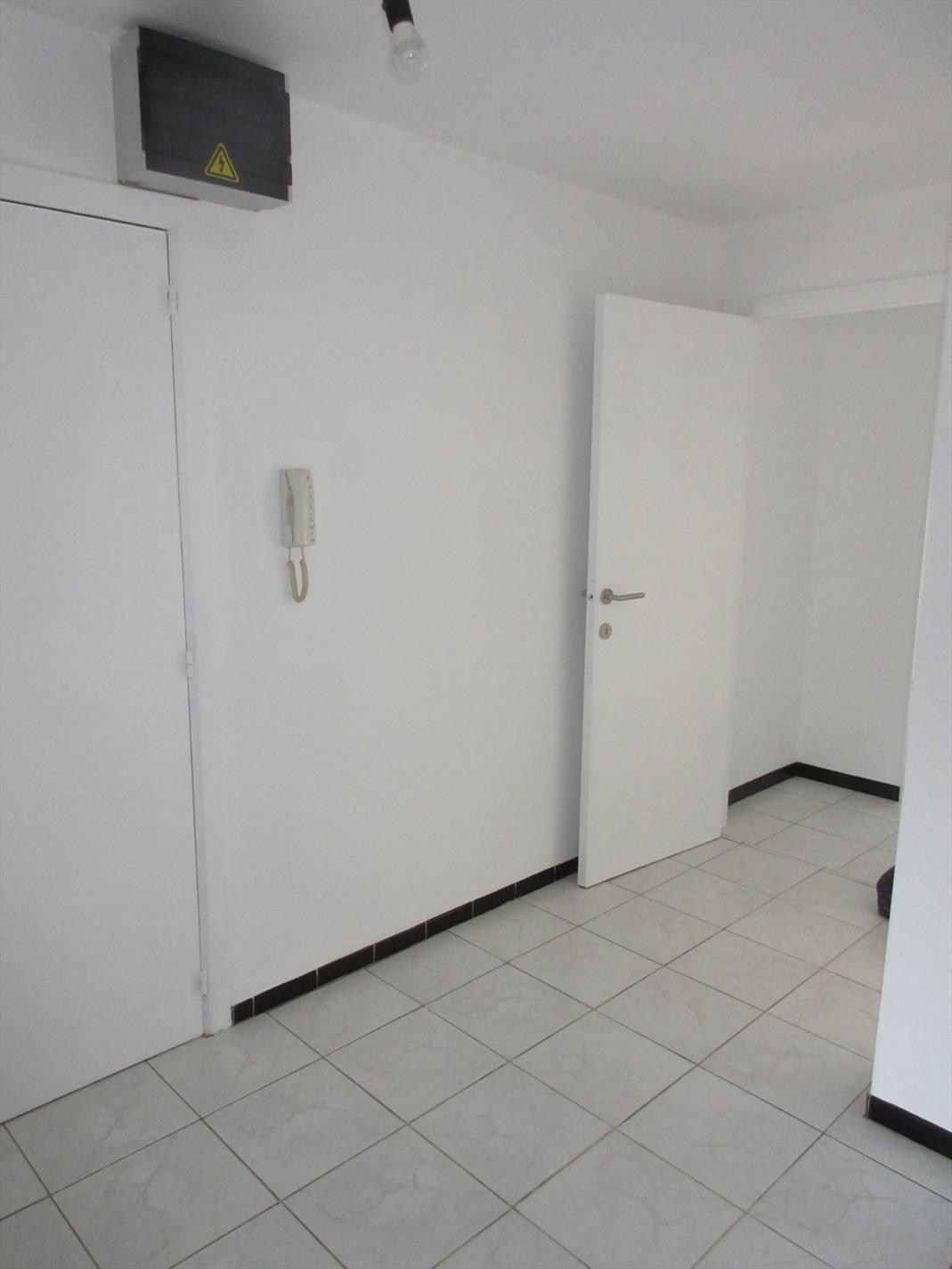 Volledig gerenoveerd 2 slaapkamer appartement met zonnige koer! foto 8