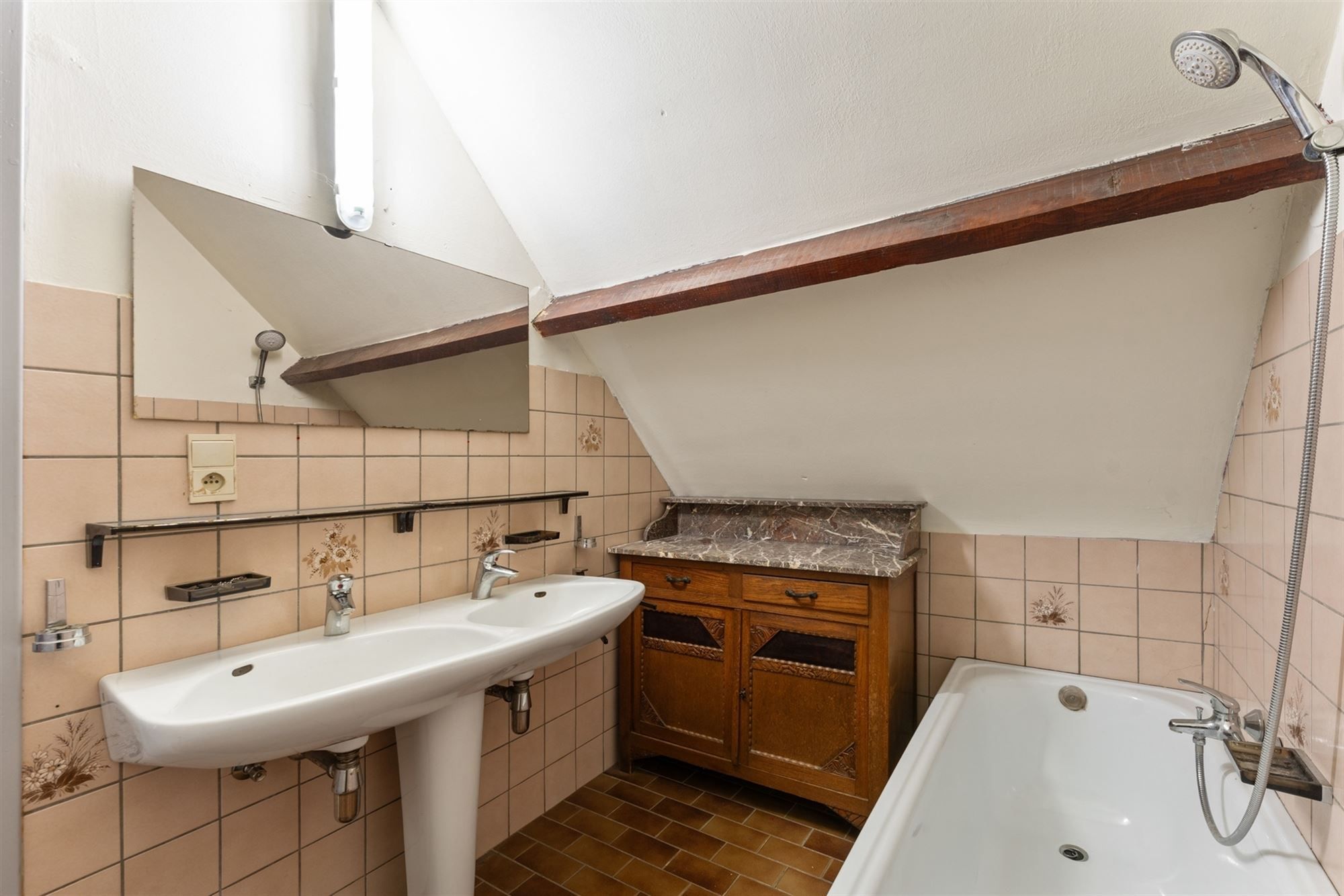 RUIME WONING MET 5 SLAAPKAMERS OP CENTRALE LIGGING VLAK BIJ BERINGEN CENTRUM foto 18