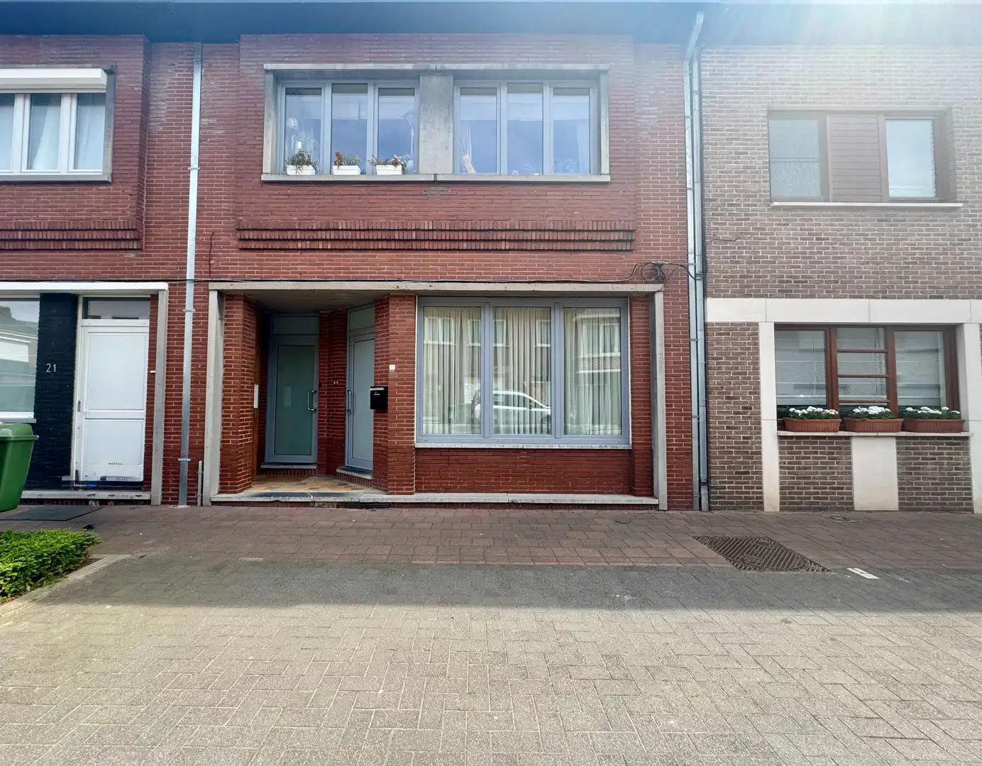 Ruim gerenoveerd gelijkvloers appartement met dubbele garage in het centrum van Diepenbeek foto {{pictureIndex}}