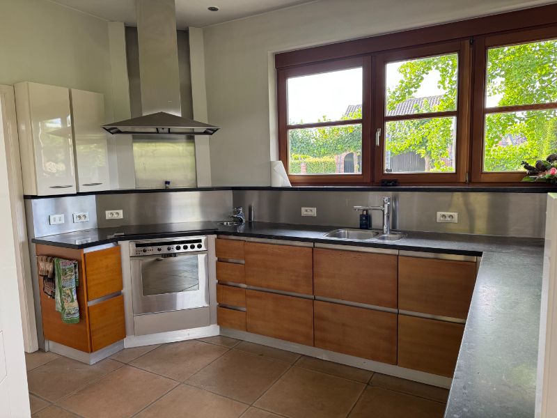 TE HUUR villa in rustige buurt foto 4