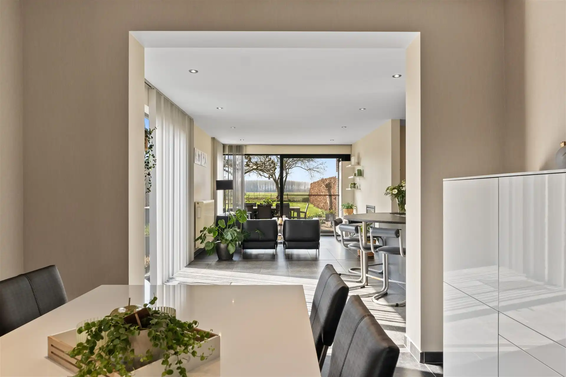 Modern halfopen bebouwing met uniek zicht in een landelijke omgeving. foto 11