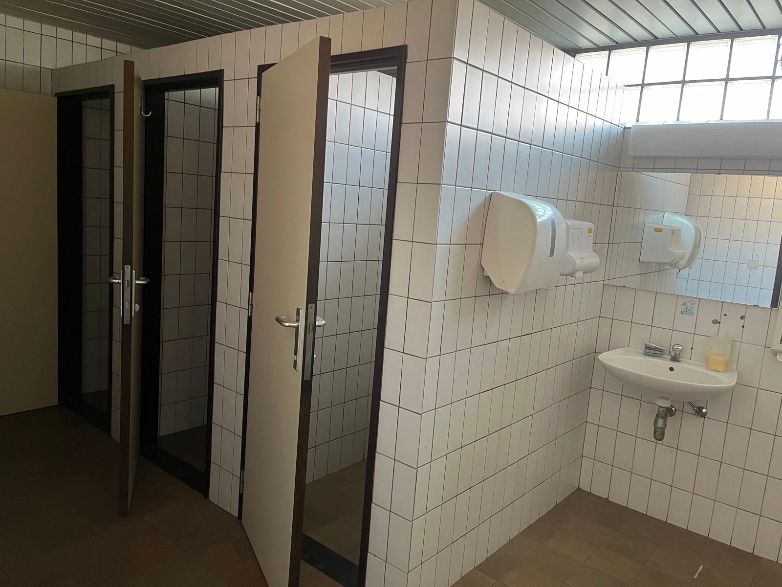 Opsplitsbare polyvalente handelsruimte met parking foto 15