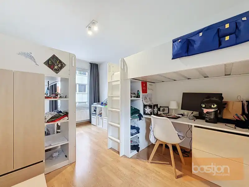 Centraal gelegen ruim appartement met 3 slaapkamers en garage. foto 11