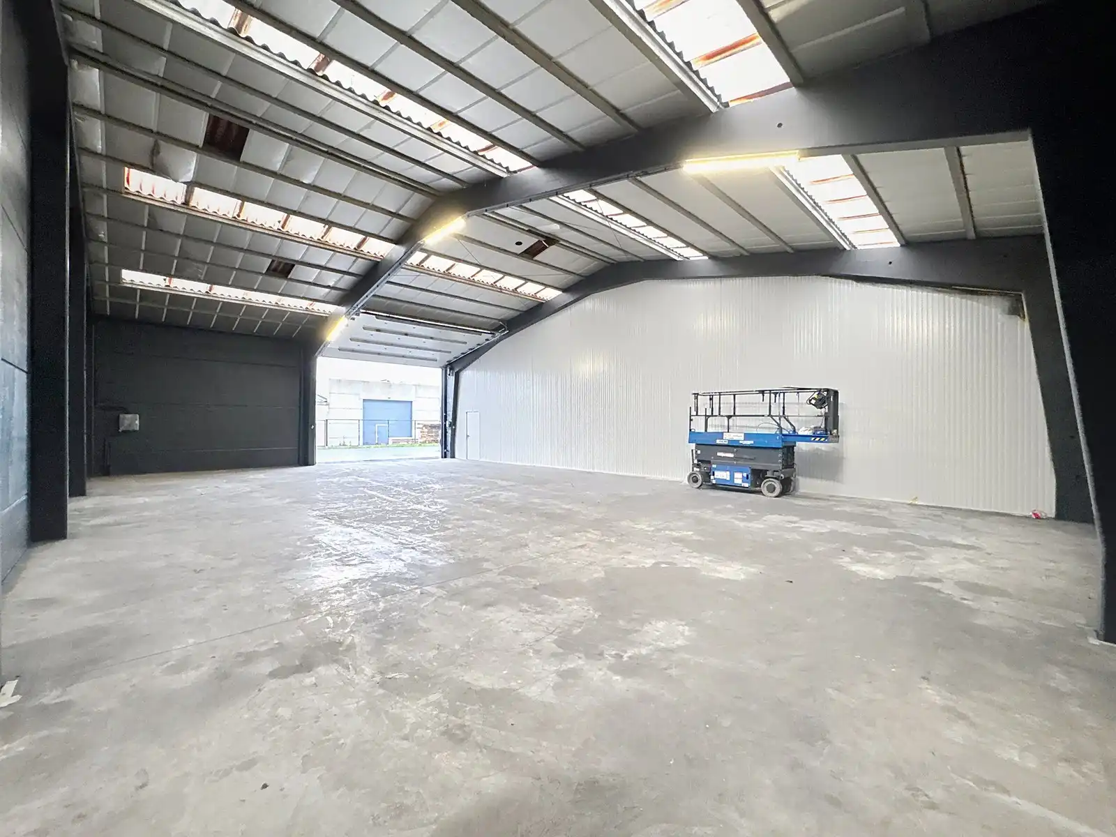 Instapklare LOODS (250m2) TE HUUR met elektrische sectionaalpoort te Blankenberge foto 4