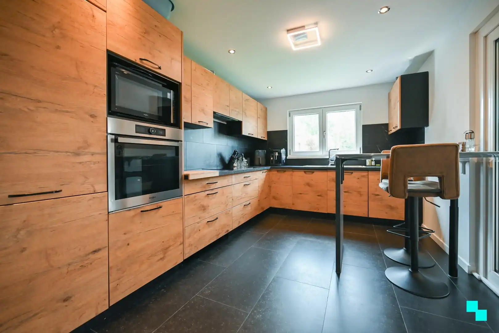 Instapklare, gerenoveerde woning met achteruitgang te Izegem foto 10