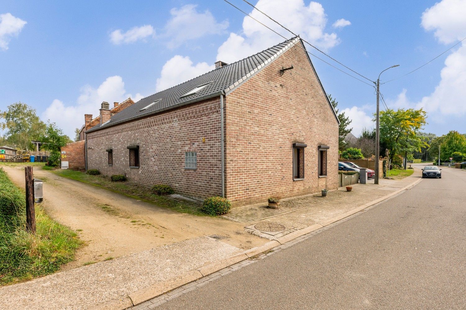 Licht op te frissen gezinswoning met vier slaapkamers, tuin en garage. foto 25