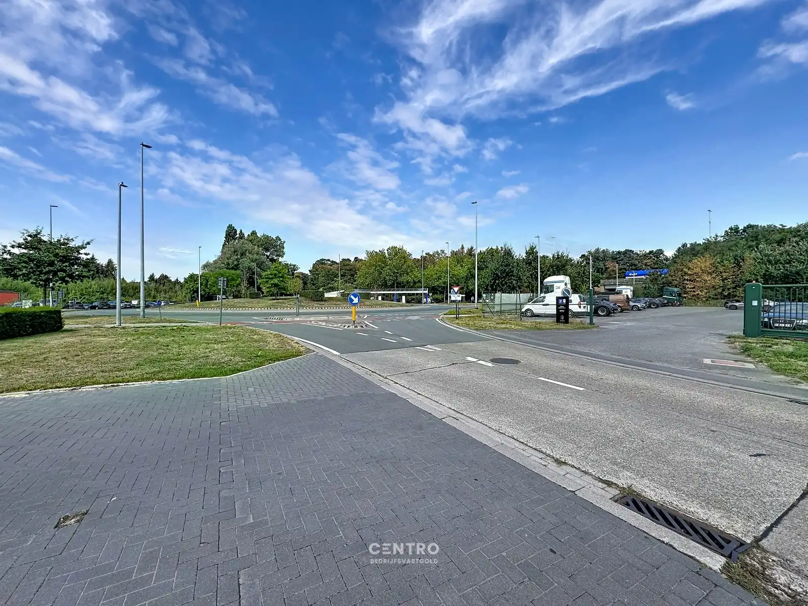 VERNIEUWDE en INSTAPKLARE KANTOORRUIMTEN (259m² en 337m²) op een UITSTEKENDE LOCATIE langs de AUTOSNELWEG te Loppem (Brugge-Zedelgem)! foto 17