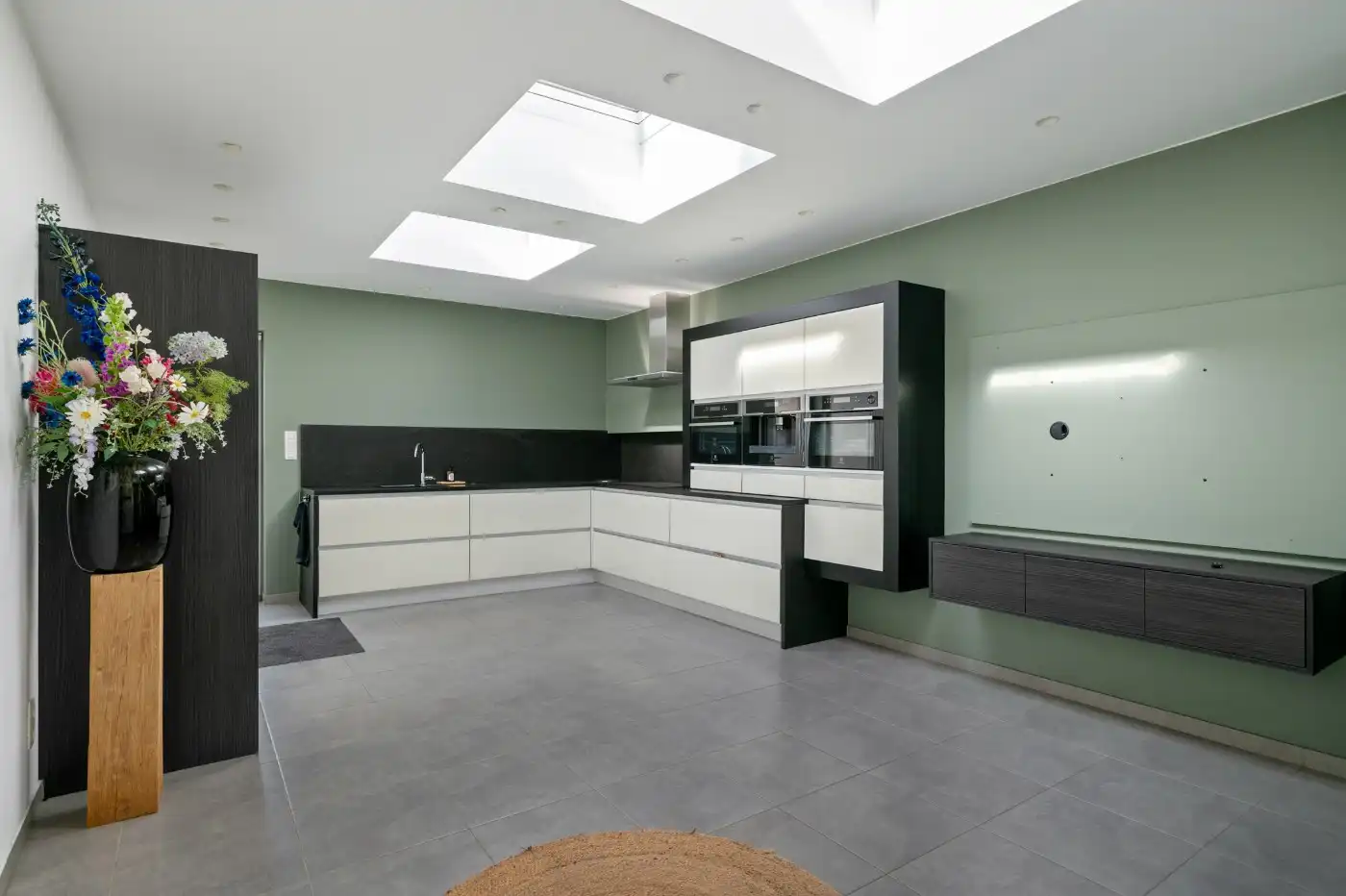 Volledig gerenoveerde woning met commerciële ruimte en 3 slpk. foto 4