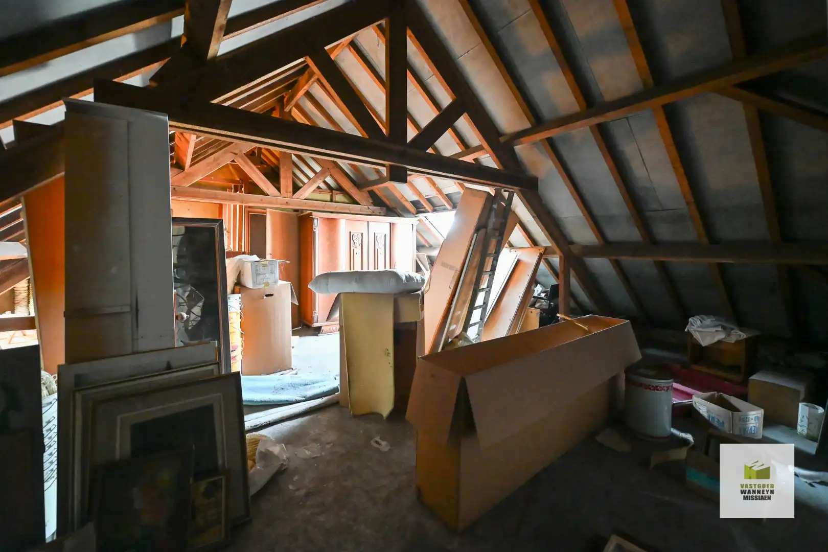 Ruime te renoveren gezinswoning met grote garage en 4 slaapkamers op 349m2 foto 22