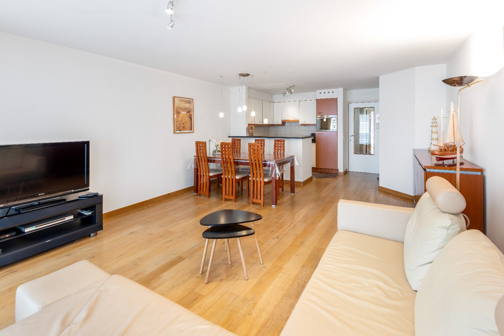 Aangenaam appartement gelegen op de Van Bunnenlaan vlakbij het strand. Ruime, inpandige parking te koop foto 2