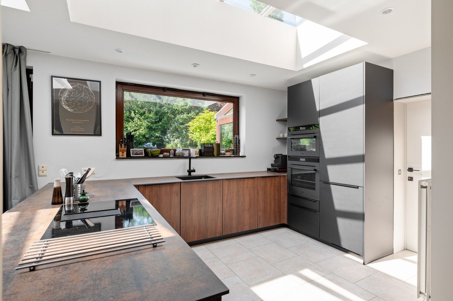 Gezellige woning met 3 slaapkamers, veranda en tuin te koop in top buurt te Ekeren! foto 4