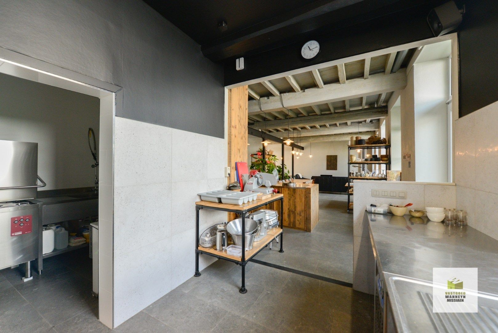 Gerenoveerde handelszaak met ruime woning en gezellige stadstuin te centrum Roeselare foto 18