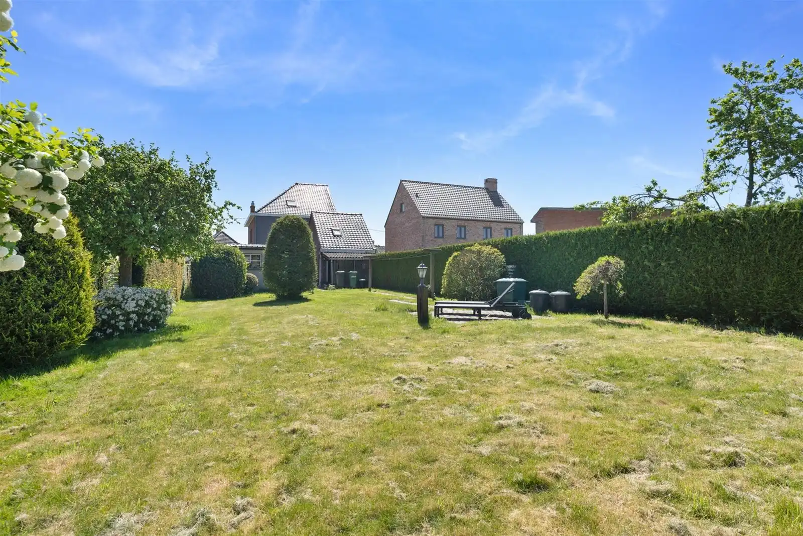 Alleenstaande lwoning met bijgebouw, garage en tuin op 6are23 foto 2