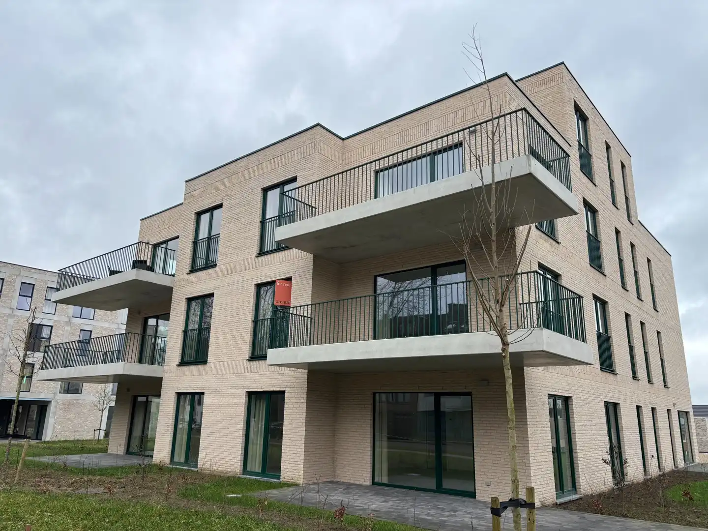 Rustig en Energiezuinig Wonen: Nieuwbouwappartement met 2 Slaapkamers en Bureau foto {{pictureIndex}}