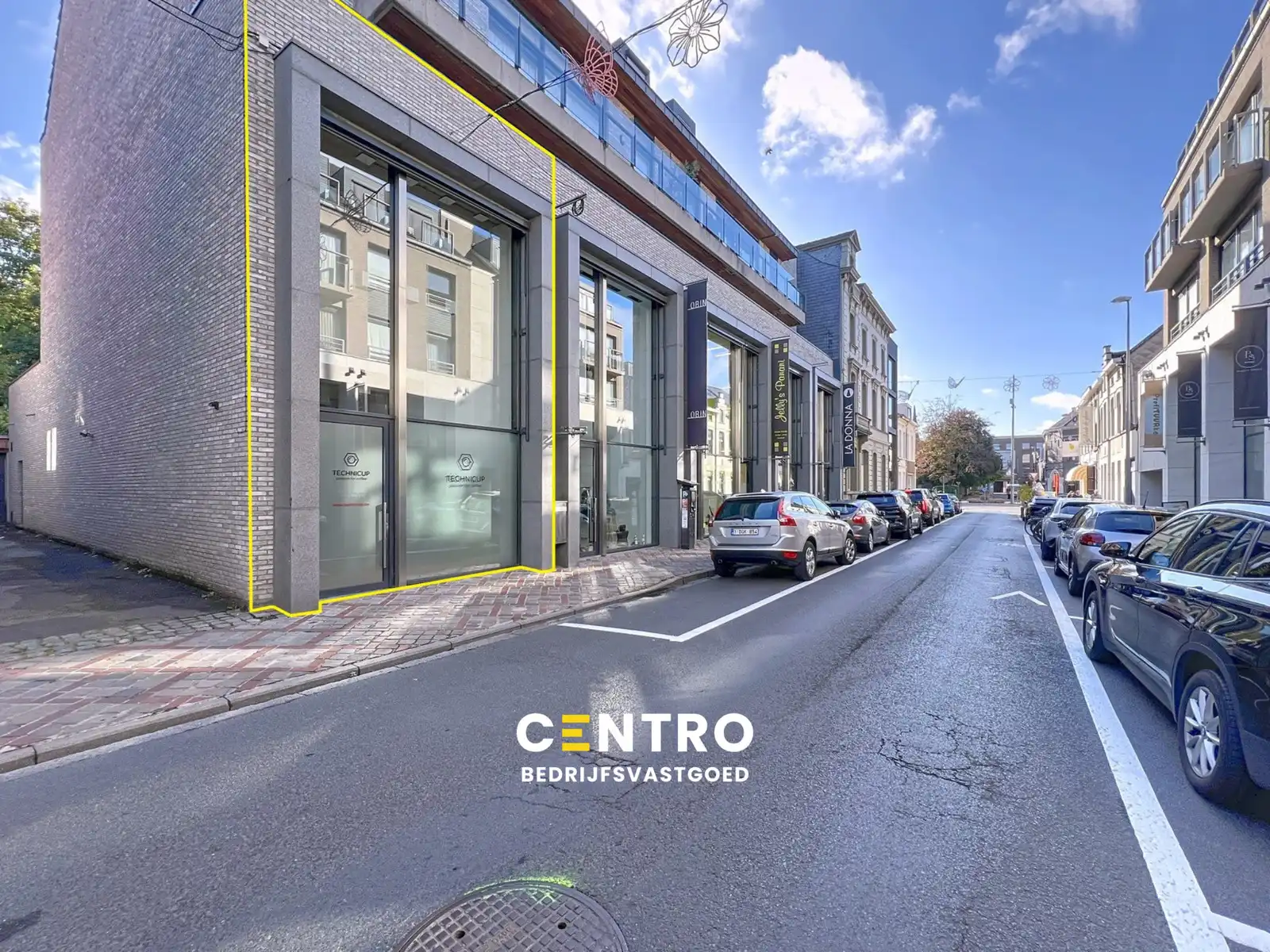 Winkelpand TE HUUR met industriële uitstraling in de Delaerestraat tussen stijlvolle handelszaken. foto {{pictureIndex}}