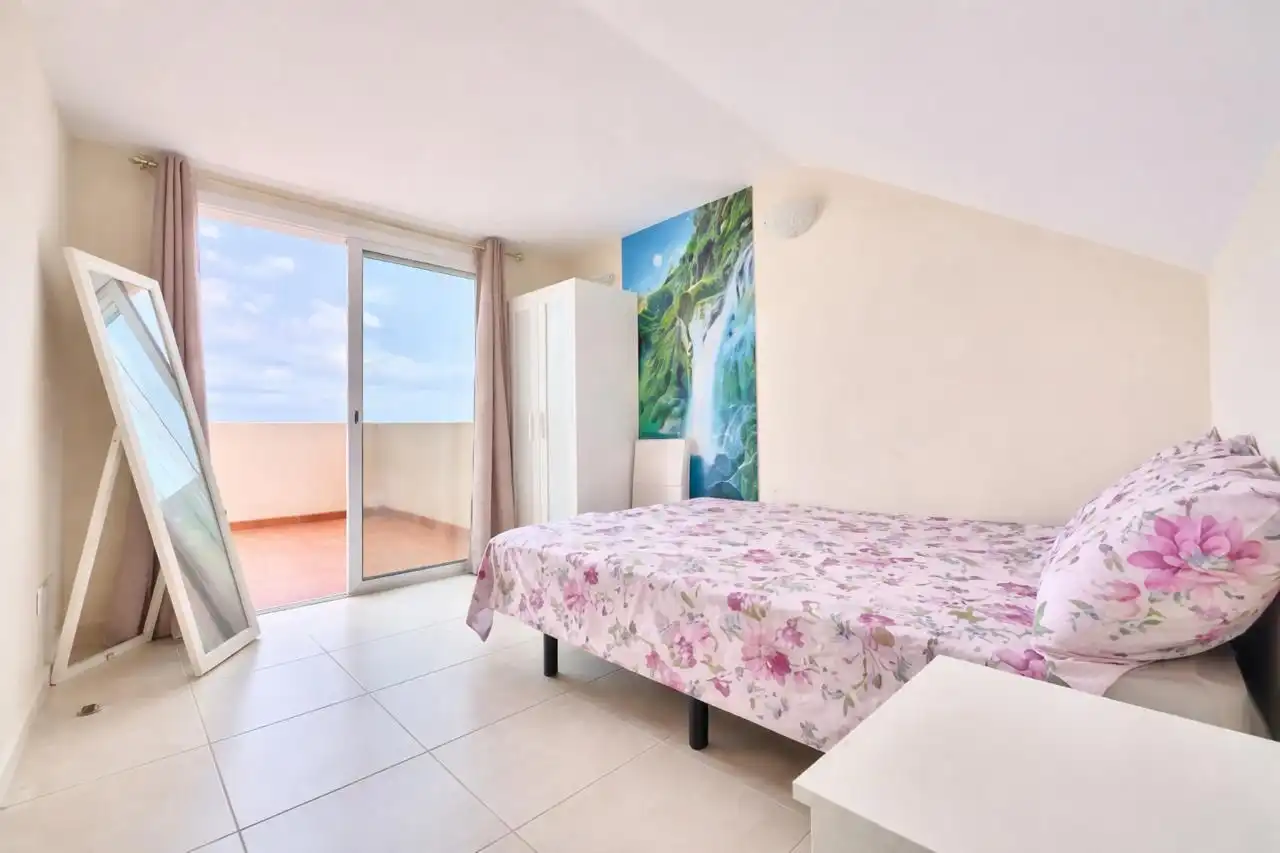 Charmante hoekwoning met zeezicht en dakterras  foto 13