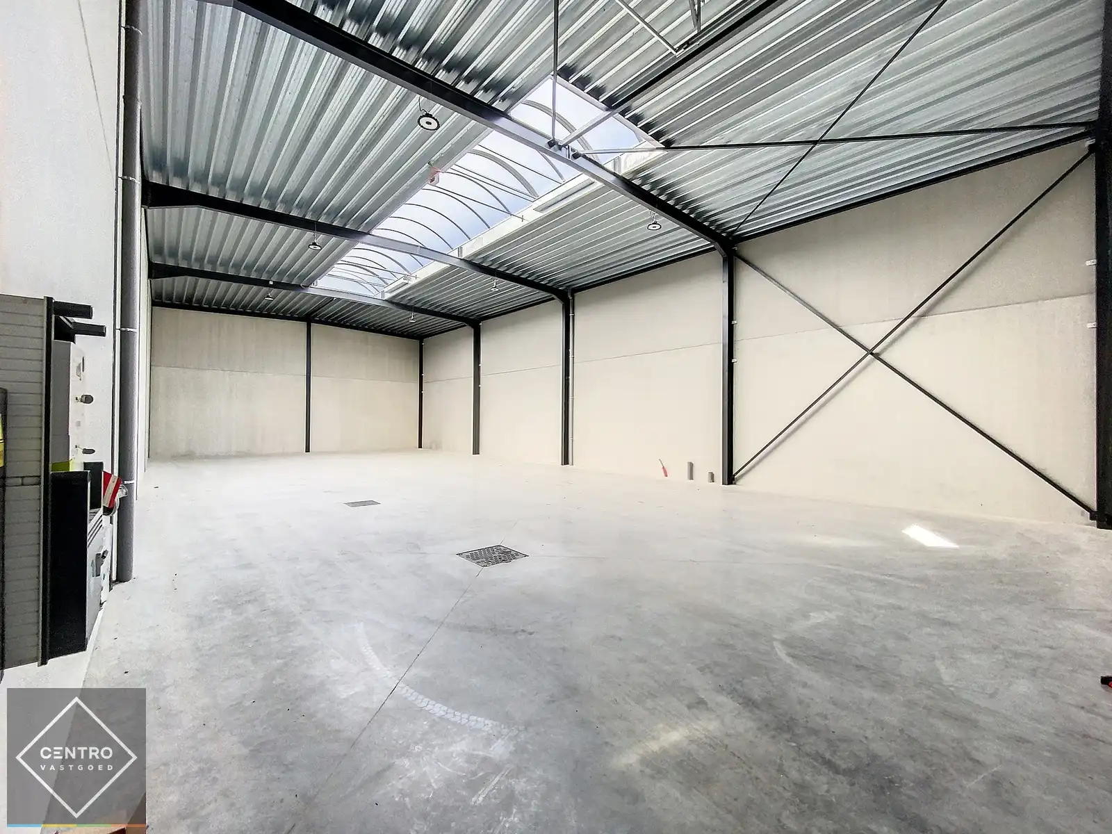 NB LOODS (311m2) TE HUUR, voorzien van alle nutsvoorzieningen en een vrije hoogte van 6,2m (tussenverdieping mogelijk). Op ambachtelijke zone te Jabbeke. foto 9