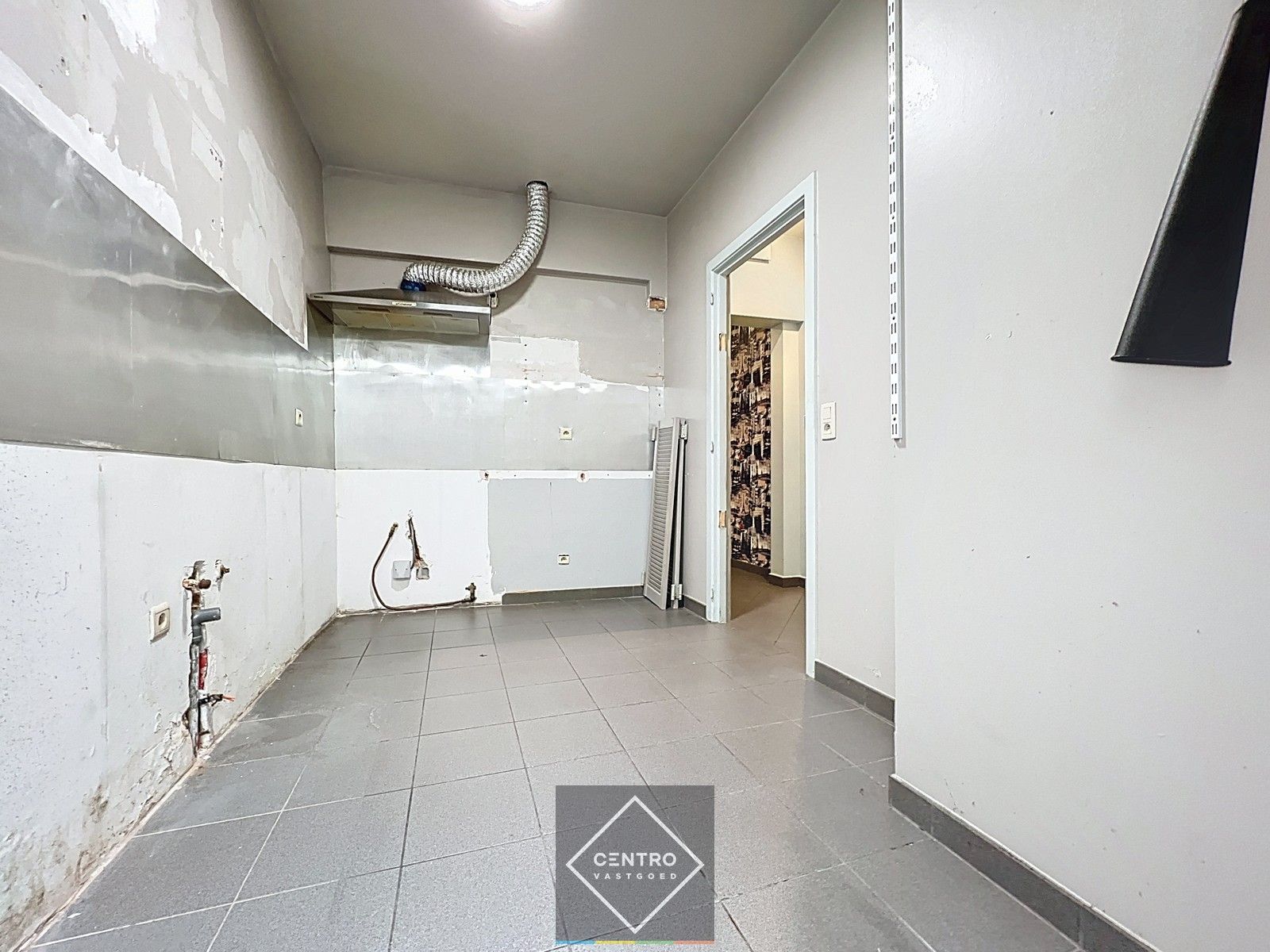 Ruim instapklaar handelspand met te renoveren woning (vroeger café Comodo en ook café Mozart) op de Grote Markt (Izegem) ! foto 15