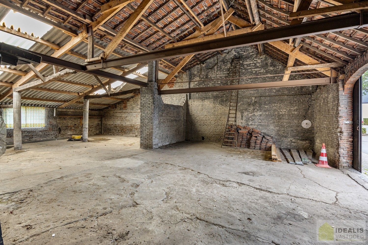 IDEALIS VASTGOED – LOODS/OPSLAGRUIMTE (+-220M²) UITERST GESCHIKT VOOR WIE OP ZOEK IS NAAR RUIMTE EN OPSLAG IN HET CENTRUM VAN PEER OP EEN ZEER GUNSTIGE LOCATIE! foto 4