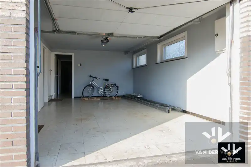 SPLIT-LEVEL WONING OP PERCEEL VAN 07a80ca ZEER GOEDE BEREIKBAARHEID foto 17