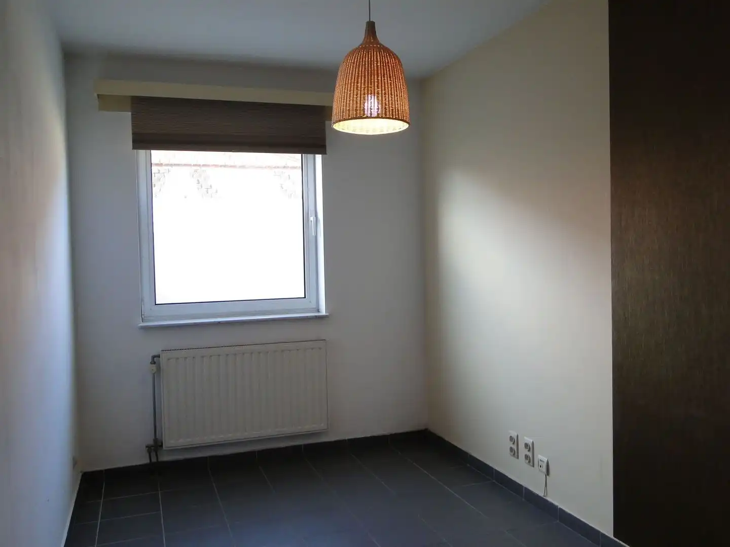 Handelsgelijkvloers met 3 autostaanplaatsen foto 10