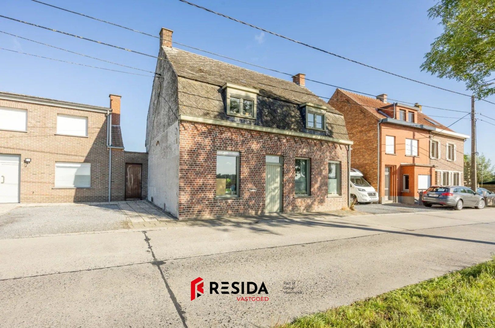 RUIME WONING MET TUIN EN UITWEG foto {{pictureIndex}}